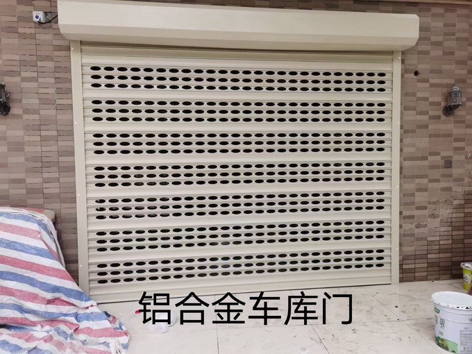 鋁（lǚ）合金車庫門.jpg